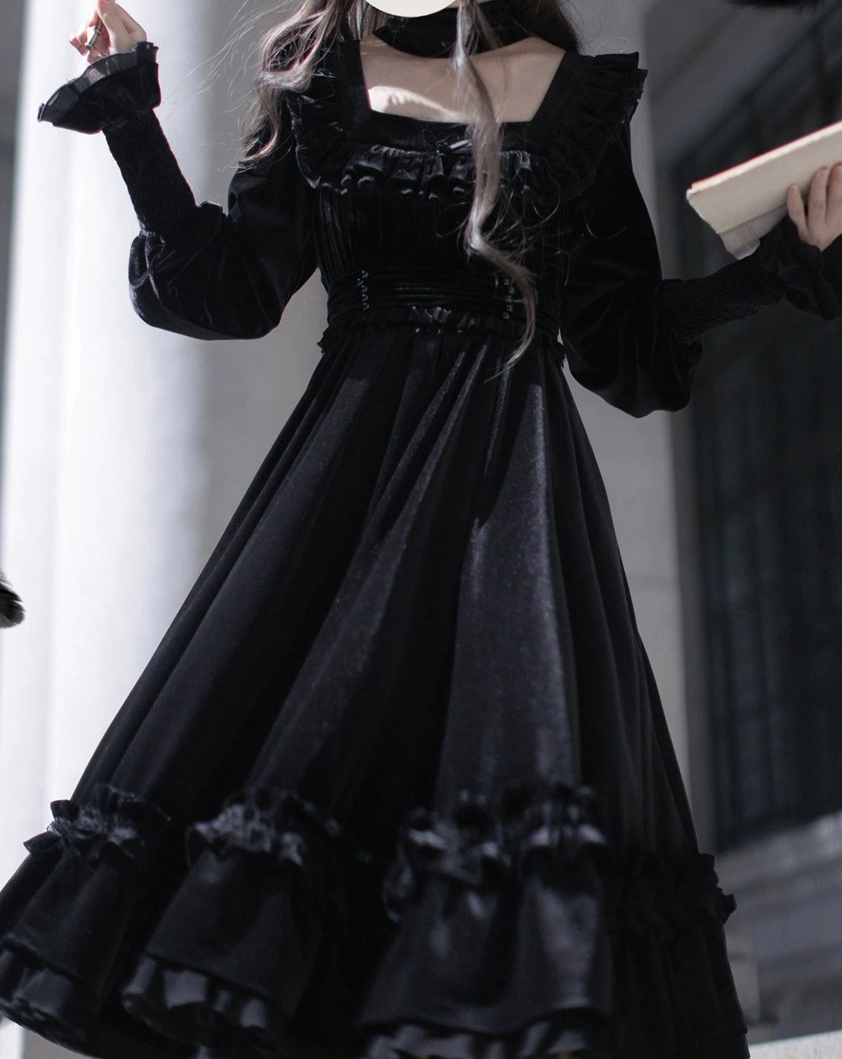 黒曜のフリルワンピース_A0360