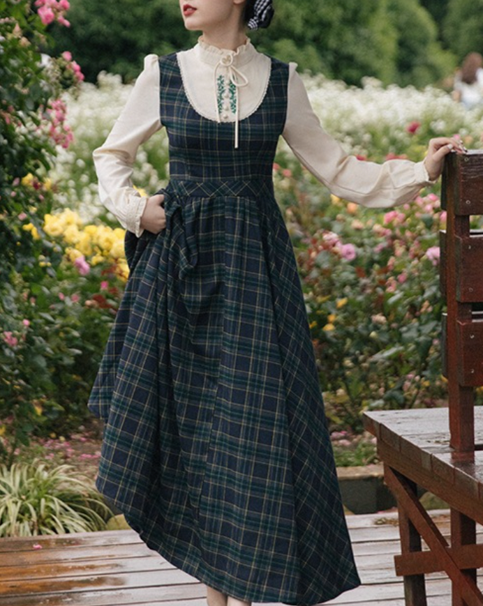 British lady's classical dress_A0198